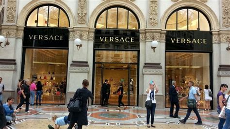 versace venduta per 2 miliardi|Versace in vendita: l’azienda italiana comprata dal gruppo Usa di .